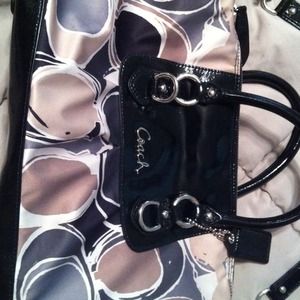 Beautiful COACH purse w/ versatile strap