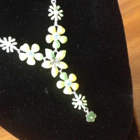 ✨HP✨Precious Avon necklace and earring set. - Picture 2 of 4