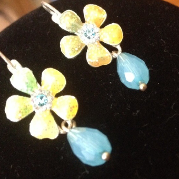 ✨HP✨Precious Avon necklace and earring set. - Picture 3 of 4