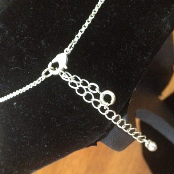 ✨HP✨Precious Avon necklace and earring set. - Picture 4 of 4