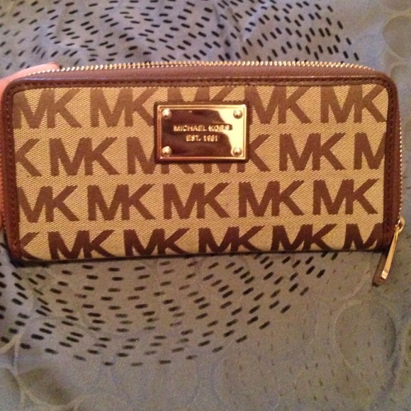 NWOT MICHAEL KORS WALLET