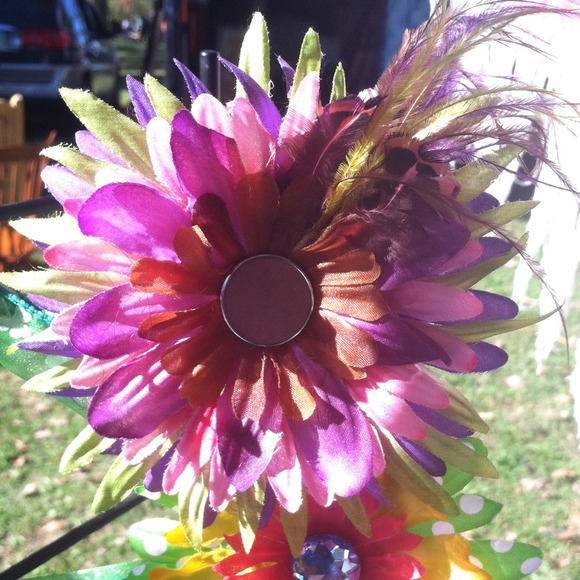 Feathered flower clip - Picture 1 of 1