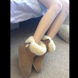 UGG NWOT super cute boots sheep skin tan