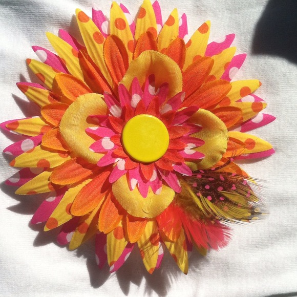 *HANDMADE* Flower Clip - Picture 1 of 1