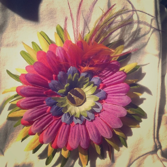 **HANDMADE** Flower Clip - Picture 1 of 1