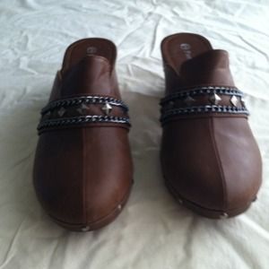 Brand new brown clogs