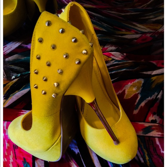 PRICE LOWERED New ShoeDazzle heels - Picture 2 of 3