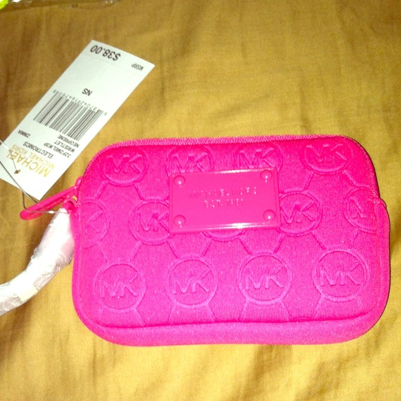 🚫SOLD🚫 Michael Kors neoprene wristlet