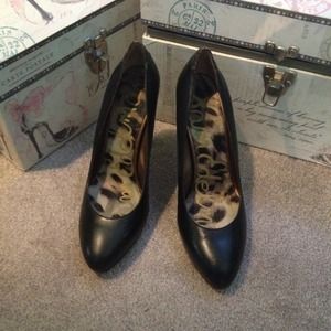 Sam Edelman Black and Gold Leather Pumps