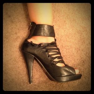 Cute black heels 😍😍😍😍