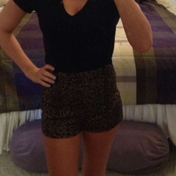 Urban Outfitters High Waisted Shorts - Picture 3 of 4