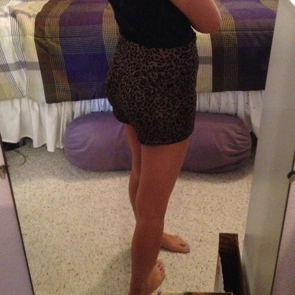 Urban Outfitters High Waisted Shorts - Picture 4 of 4