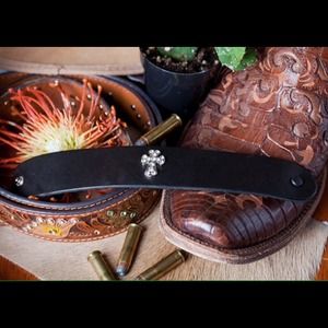 Leather bracelet, with cross.