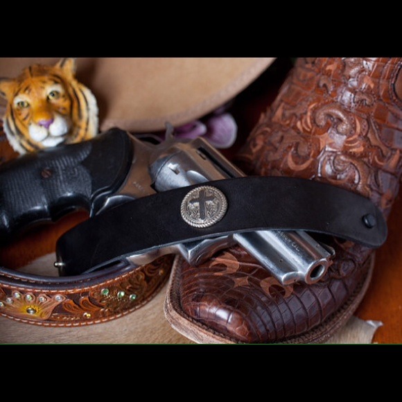 Hand made leather bracelet, with country cross.
