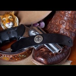 Hand made leather bracelet, with country cross.