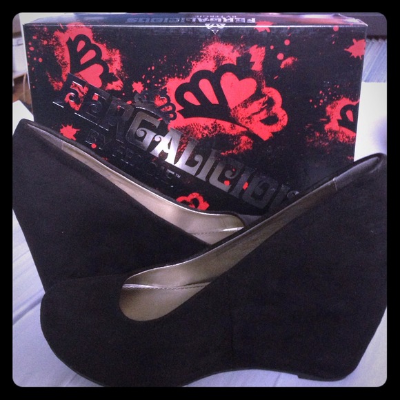 Size 9 black wedges. Never worn. With box.