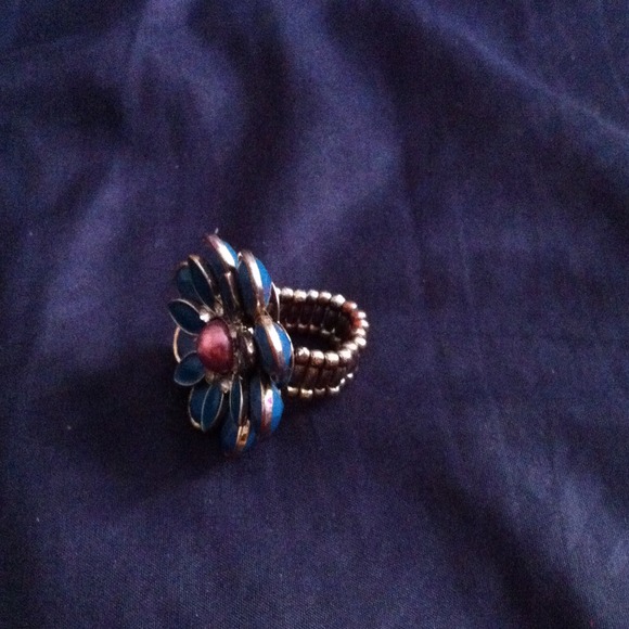 Flower ring - Picture 2 of 2