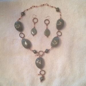 Beautiful Necklace w/ earings