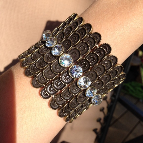 NWT Bracelet with Sparkling Stones - Picture 2 of 3