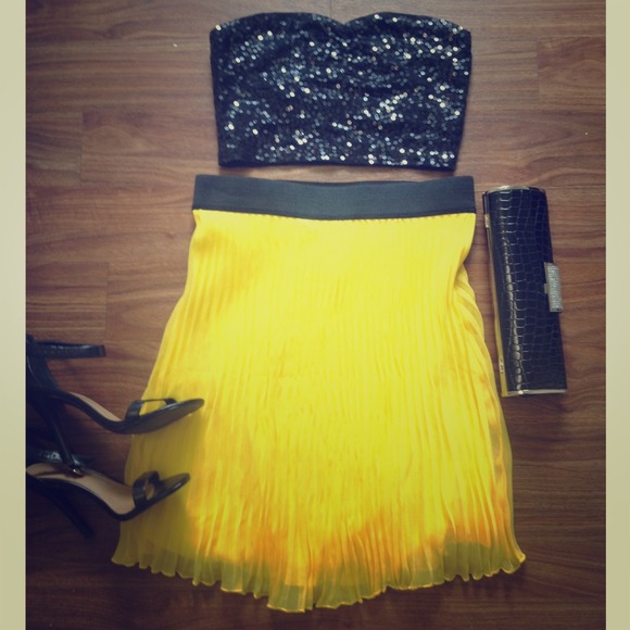 Yellow pleated skirt!