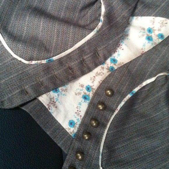 Emphasis Vest - Picture 2 of 3
