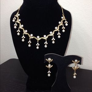 Gold necklace set with diamonds and pearls
