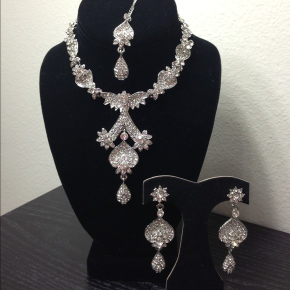 Silver necklace set with a tikka