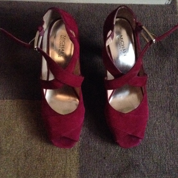🌟⛔️SOLD⛔️🌟Fuchsia peep toes by Michael Kors