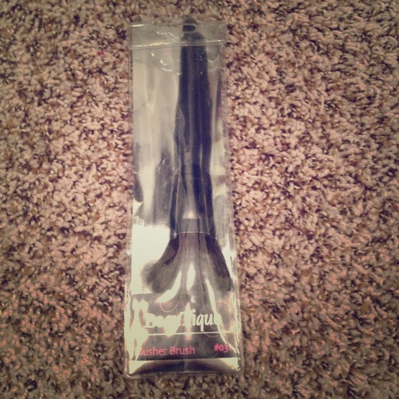 makeup brush. - Picture 1 of 2