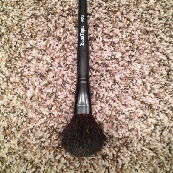 makeup brush. - Picture 2 of 2