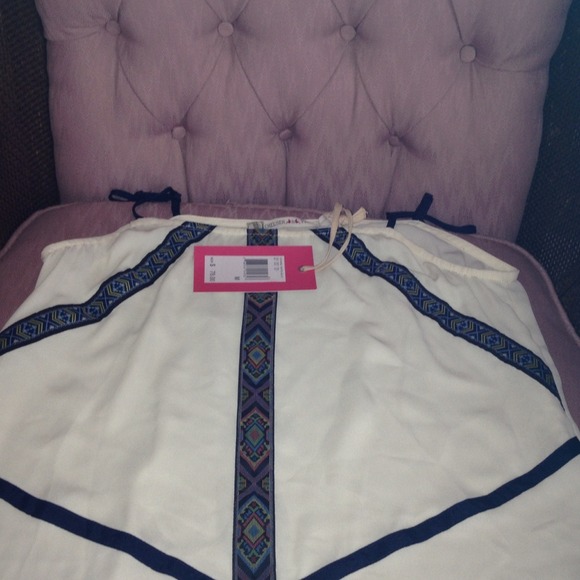 Chic Top That Should Be Yours! - Picture 2 of 4