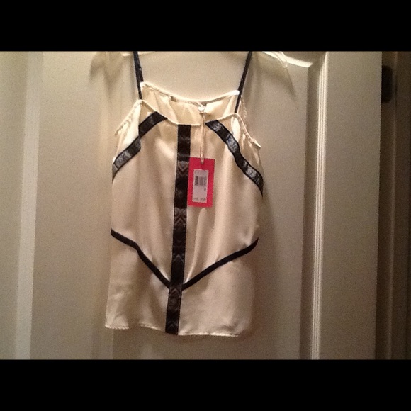 Chic Top That Should Be Yours! - Picture 4 of 4