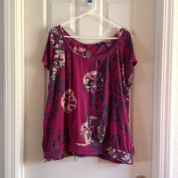 ❌SOLD❌Magenta Printed Top - Picture 2 of 4