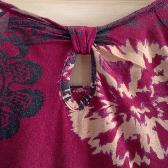 ❌SOLD❌Magenta Printed Top - Picture 3 of 4