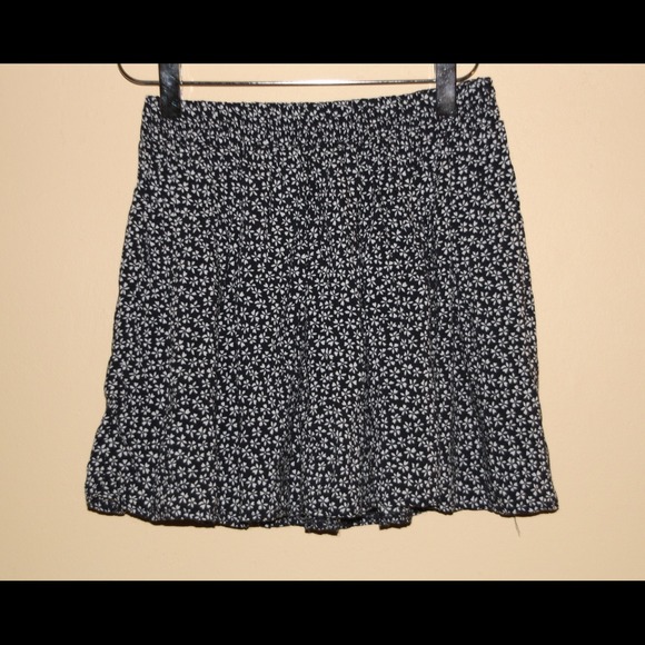 Brandy melville daisy print skirt