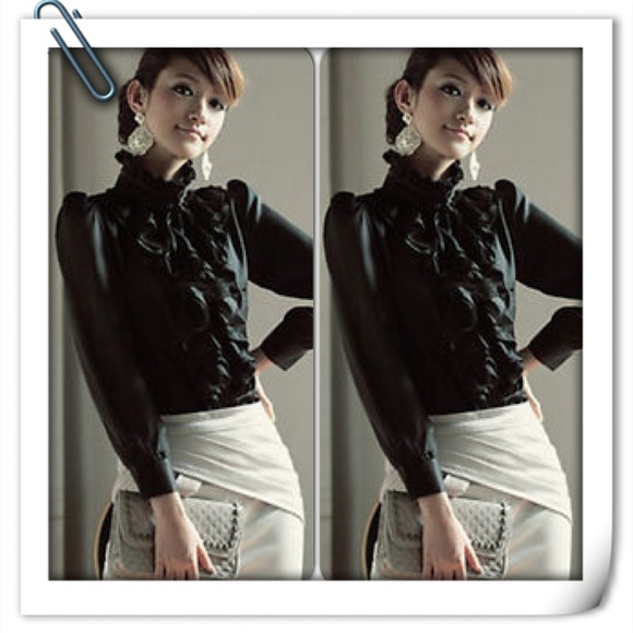 ⛔️SOLD⛔️👚Ruffle Turtleneck  Long Sleeve Blouse.