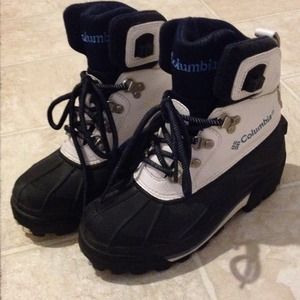 HOLD for @livypoo COLUMBIA snow shoes