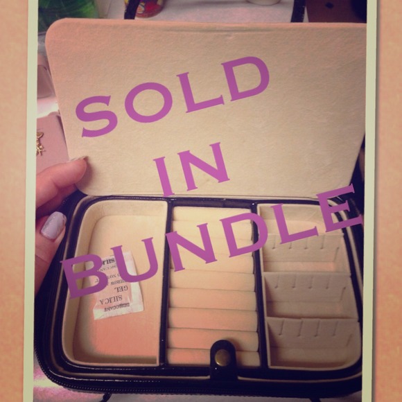 SOLD IN BUNDLE💟Jewelry Case