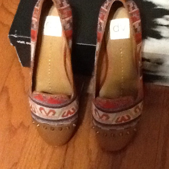 Patterned Flat with studs.  7.5 - Picture 2 of 3