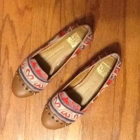 Patterned Flat with studs.  7.5 - Picture 3 of 3