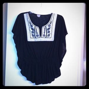 HOLD - Black batwing top with front embroidery 🌌