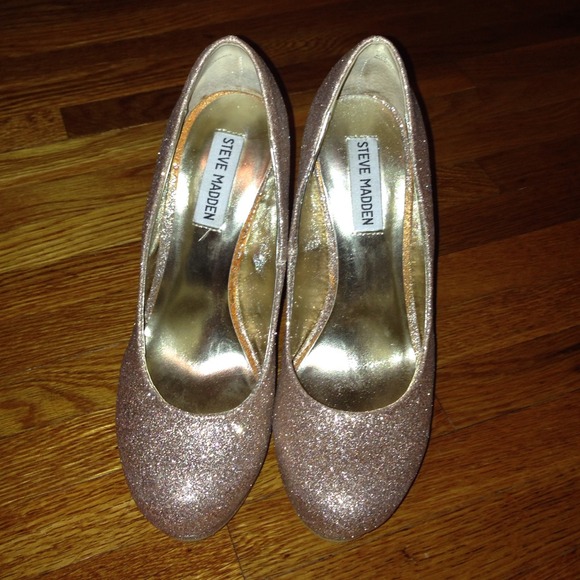 Steve Madden Shoes - Gold glitter Steve Madden pumps. Only worn once !