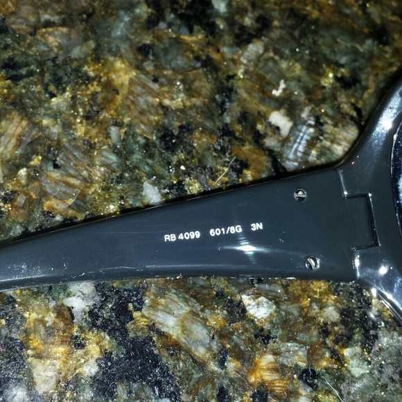 Ray Ban sunnies larger popular frame !!!! - Picture 3 of 4