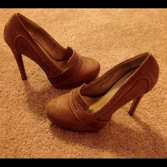 Restricted Leather Tan pumps