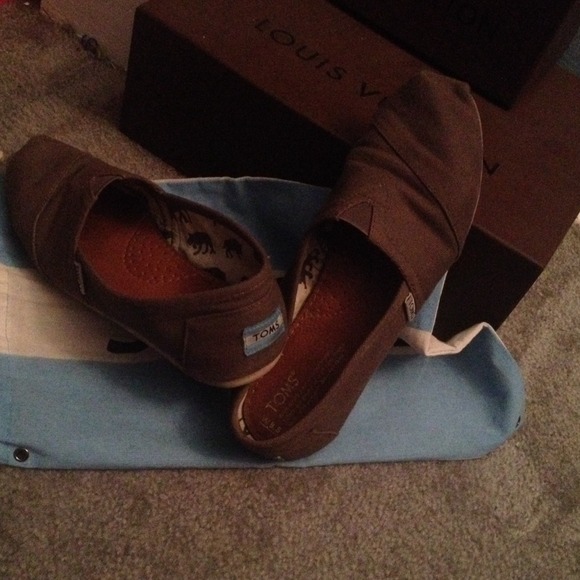 Grey classic TOMS w/dust bag.