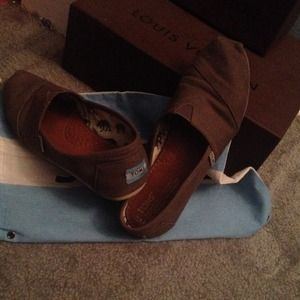 Grey classic TOMS w/dust bag.