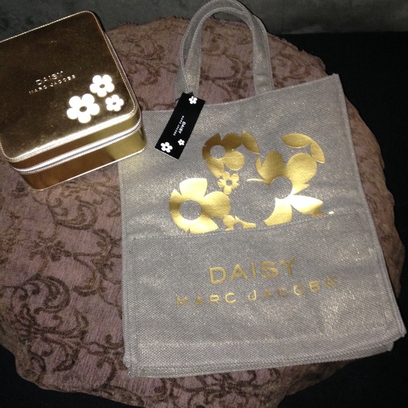 Marc Jacobs DAISY box and bag👛👝👜SOLD🌂💼🎀👓 - Picture 1 of 2