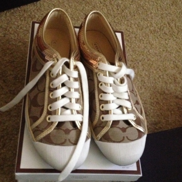 Only worn once. Selling them bc I never wear them