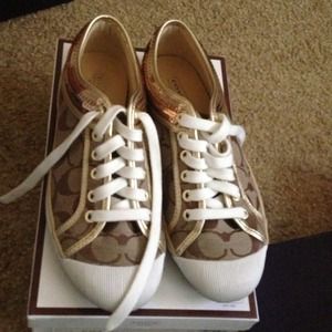 Only worn once. Selling them bc I never wear them