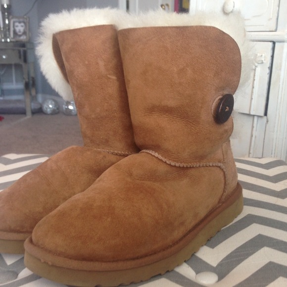 Chestnut bailey button UGGs